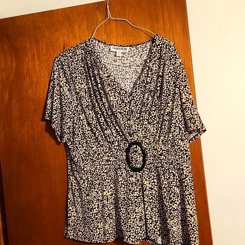 DANNY AND NICOLE 18W BLACK AND CREAM TOP
